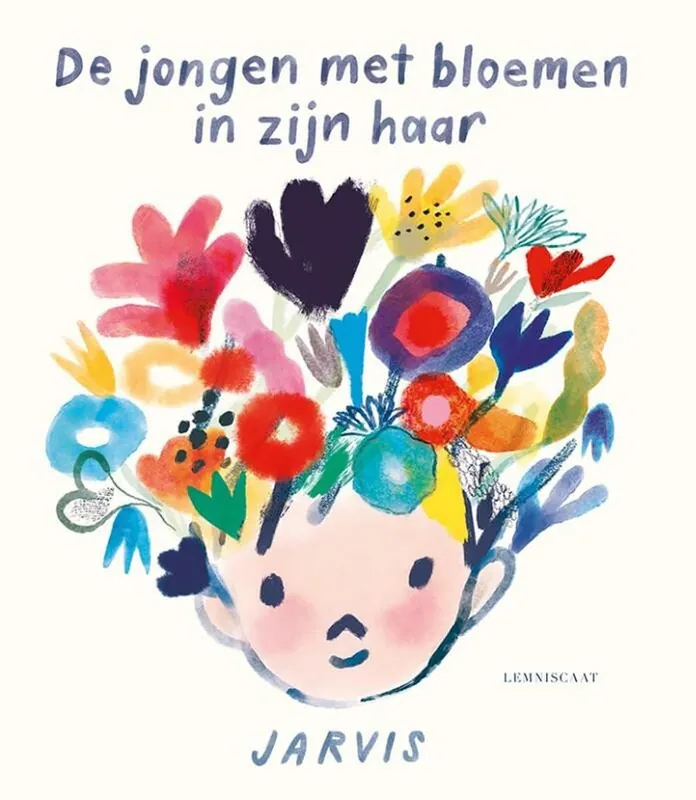 De jongen met bloemen in zijn haar Hoge Kwaliteit