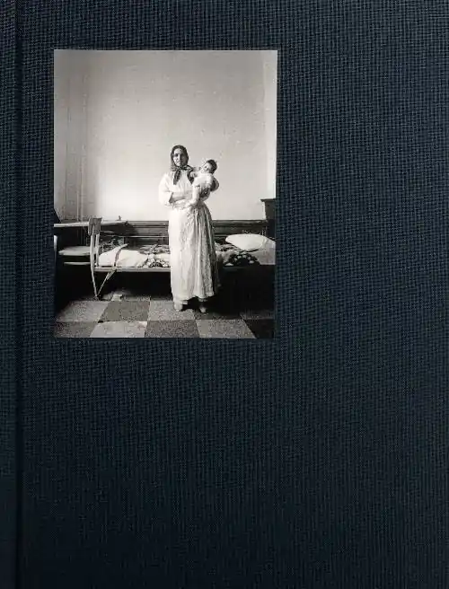 Gratis Retour I am the only woman there / 1st Edition